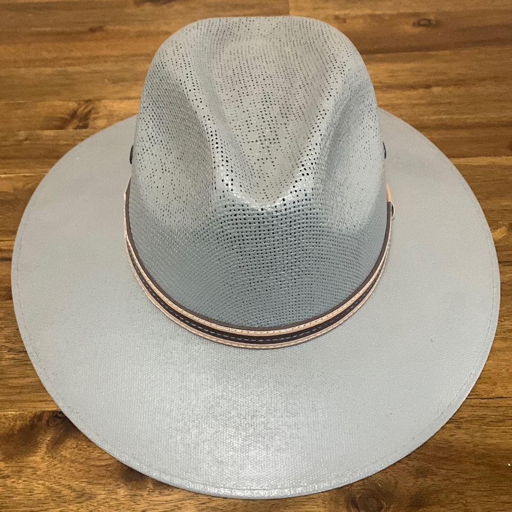 Women's hat. Size: M. Made in Mexico.